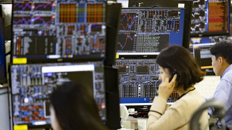 Empleados de Hana Bank trabajajando en una sede en Seúl, Corea del Sur.