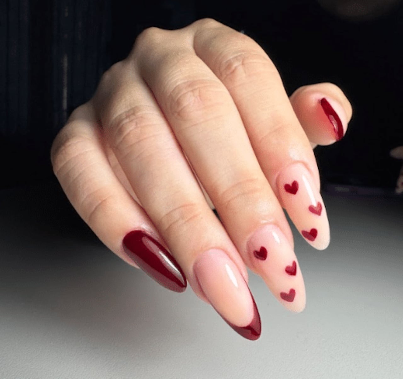 Uñas estilo francesas con la tendencia cherry nails.
