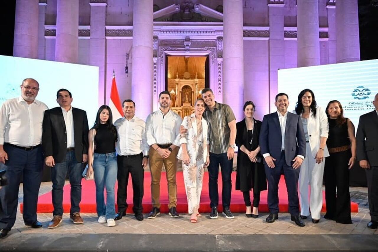 Leticia Ocampos (centro), Primera Dama de la Nación, en la presentación de los trabajos de "Palma Brilla", junto a Santiago Peña, Presidente de la República, Oscar Rodríguez, Intendente Municipal, entre otros invitados.