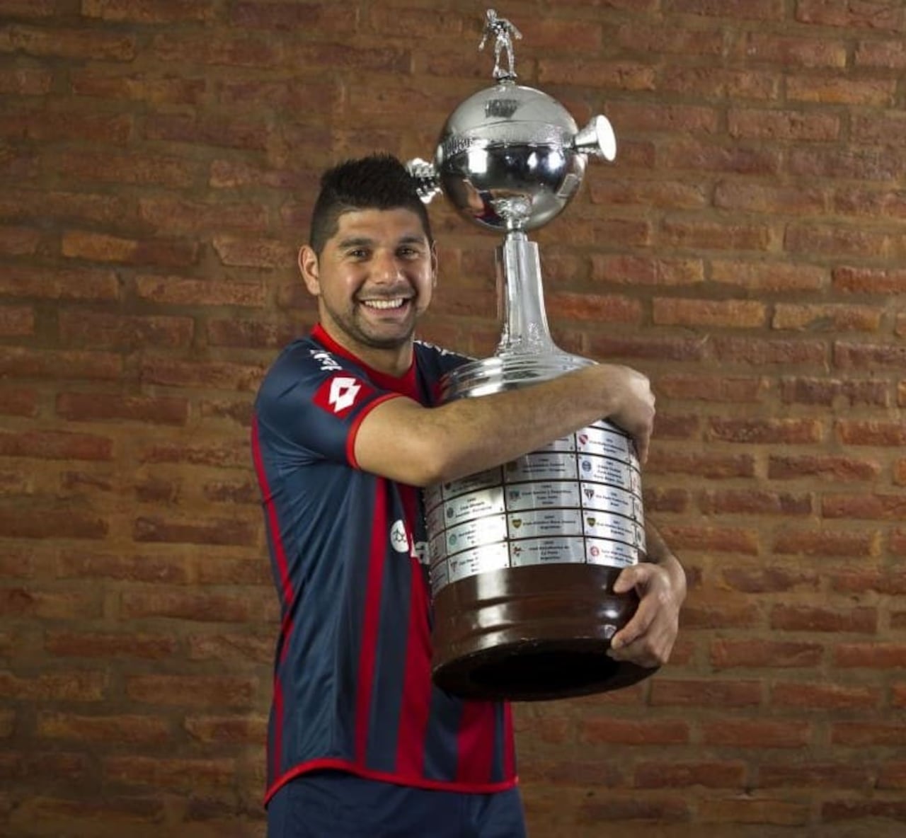 Néstor Ortigoza abrazando la Copa Libertadores de América.