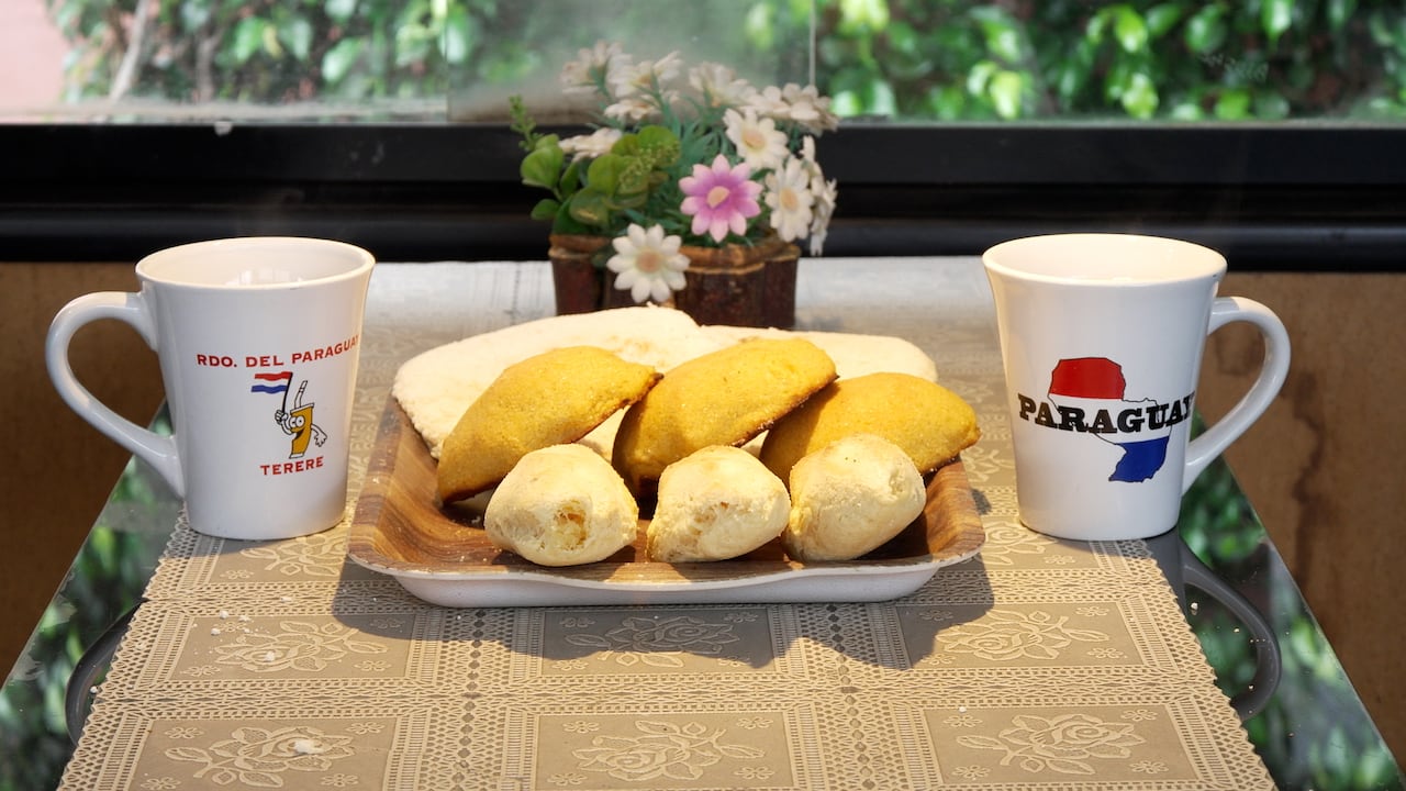 Cocido quemado, chipa y mbeju: los clásicos de siempre en el interior del restaurante sobre ruedas.