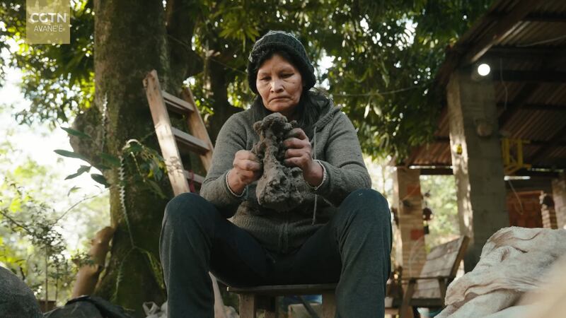 El oficio de Carolina Noguera es trabajoso y requiere paciencia, pero a Carolina Noguera le apasiona porque no solo es sustento, sino también historia.