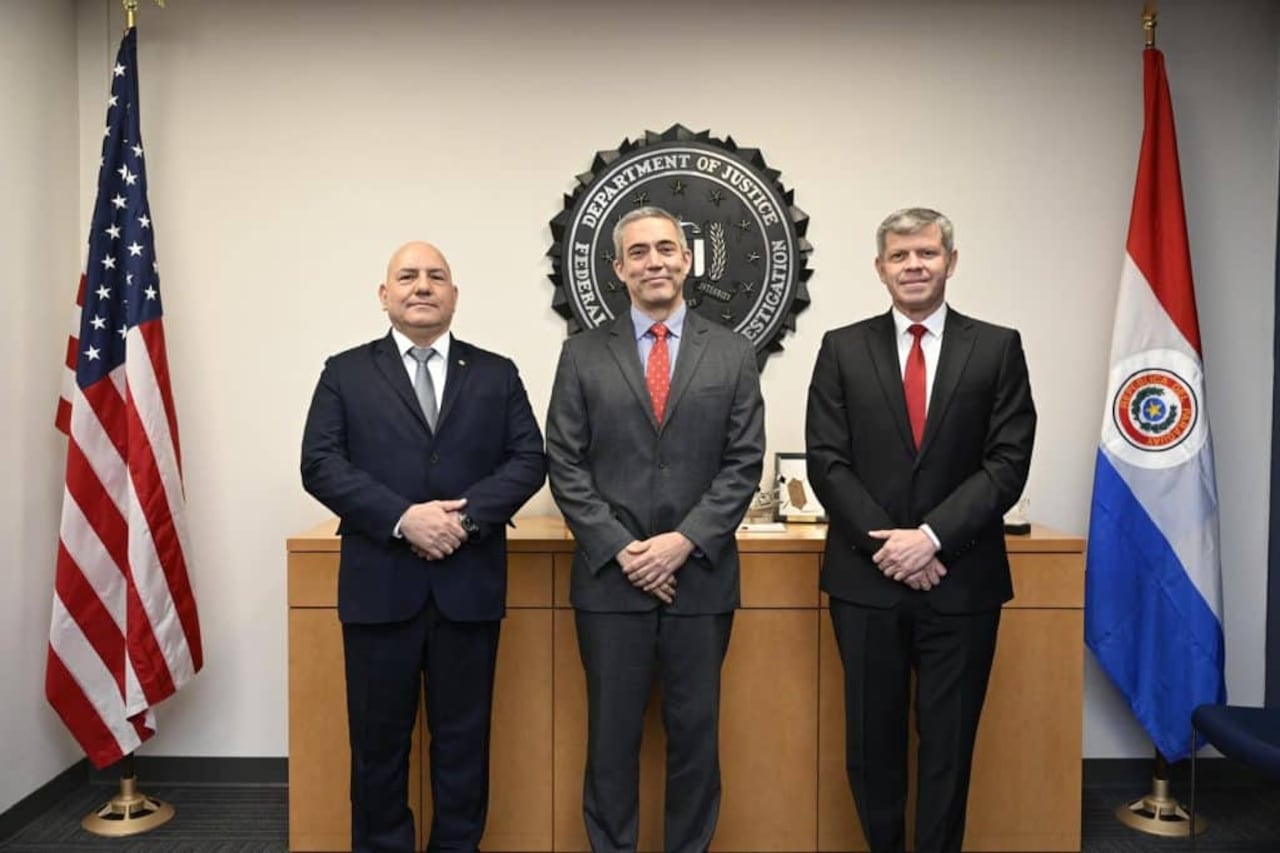 l Ministerio del Interior, la Policía Nacional del Paraguay y el Buró Federal de Investigación (FBI) firmaron un acuerdo de cooperación con el objetivo de crear un grupo especializado en la identificación de amenazas y la prevención de hechos de envergadura que afectan la seguridad interna y regional el año pasado.