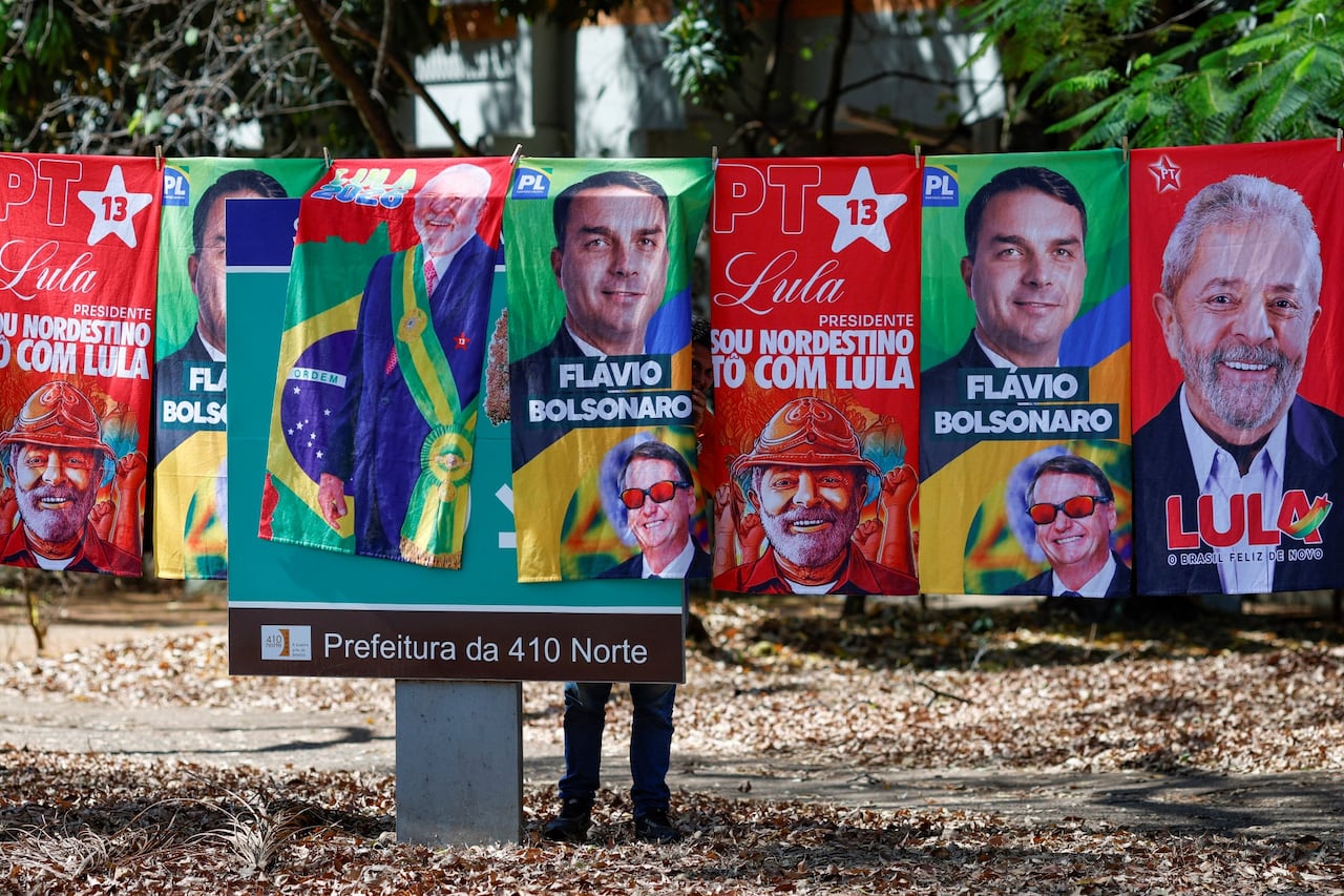 Toallas con imágenes de Luiz Inacio Lula da Silva y Flavio Bolsonaro, favoritos a ganar a las elecciones presidenciales en Brasil.