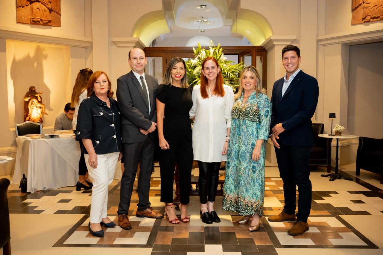 El equipo de médicos de la fundación Renací celebra el progreso de la medicina paraguaya.