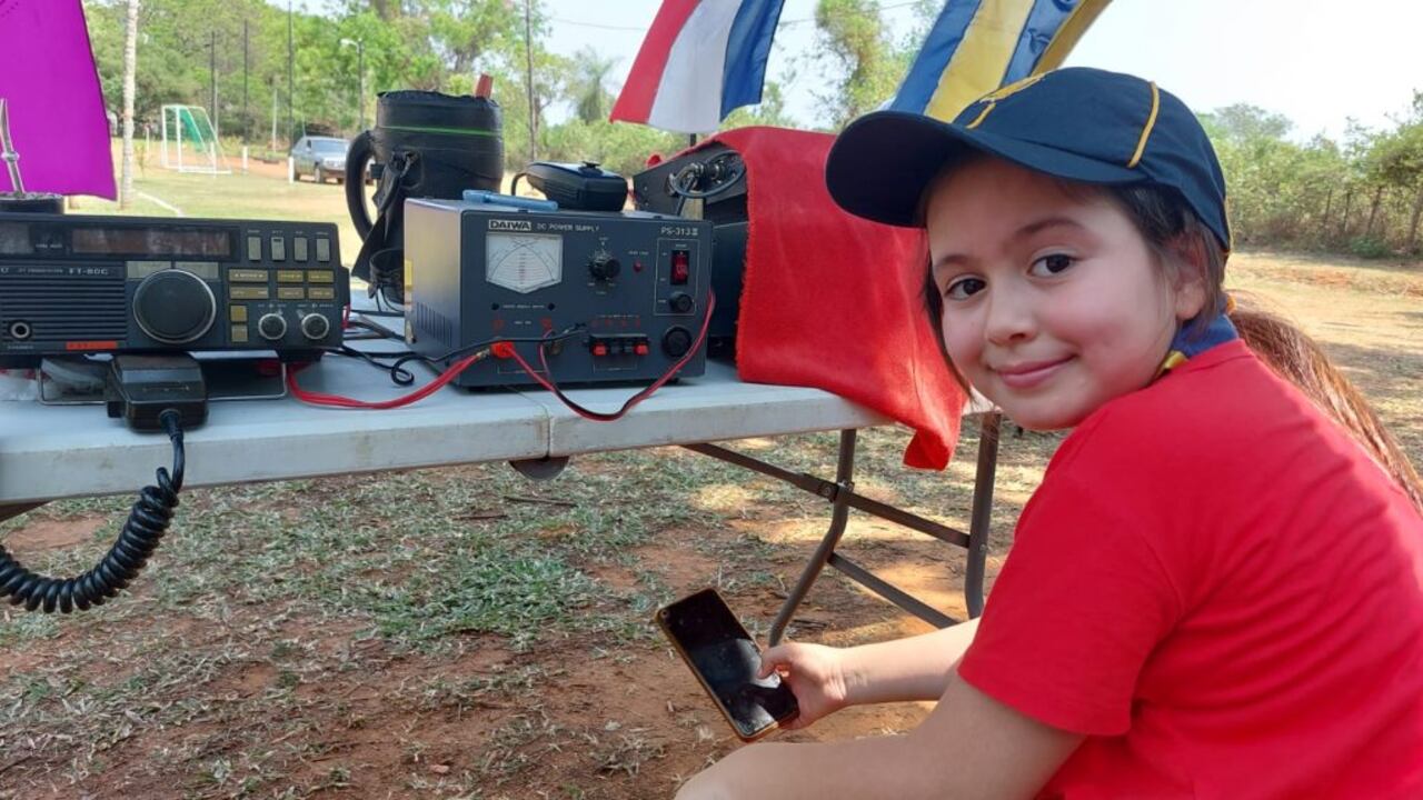 Radiotransmisor de aficionado instalado en campamento scout.