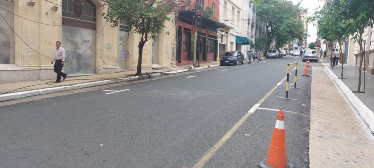 En el primer día de aplicación, el área del Centro de Asunción, se pueden observar varios espacios vacíos para estacionar, lugares que suelen estar abarrotados de autos. Esto podría deberse a las vacaciones o a que muchas personas han optado por dejar sus autos en casa para evitar el pago.