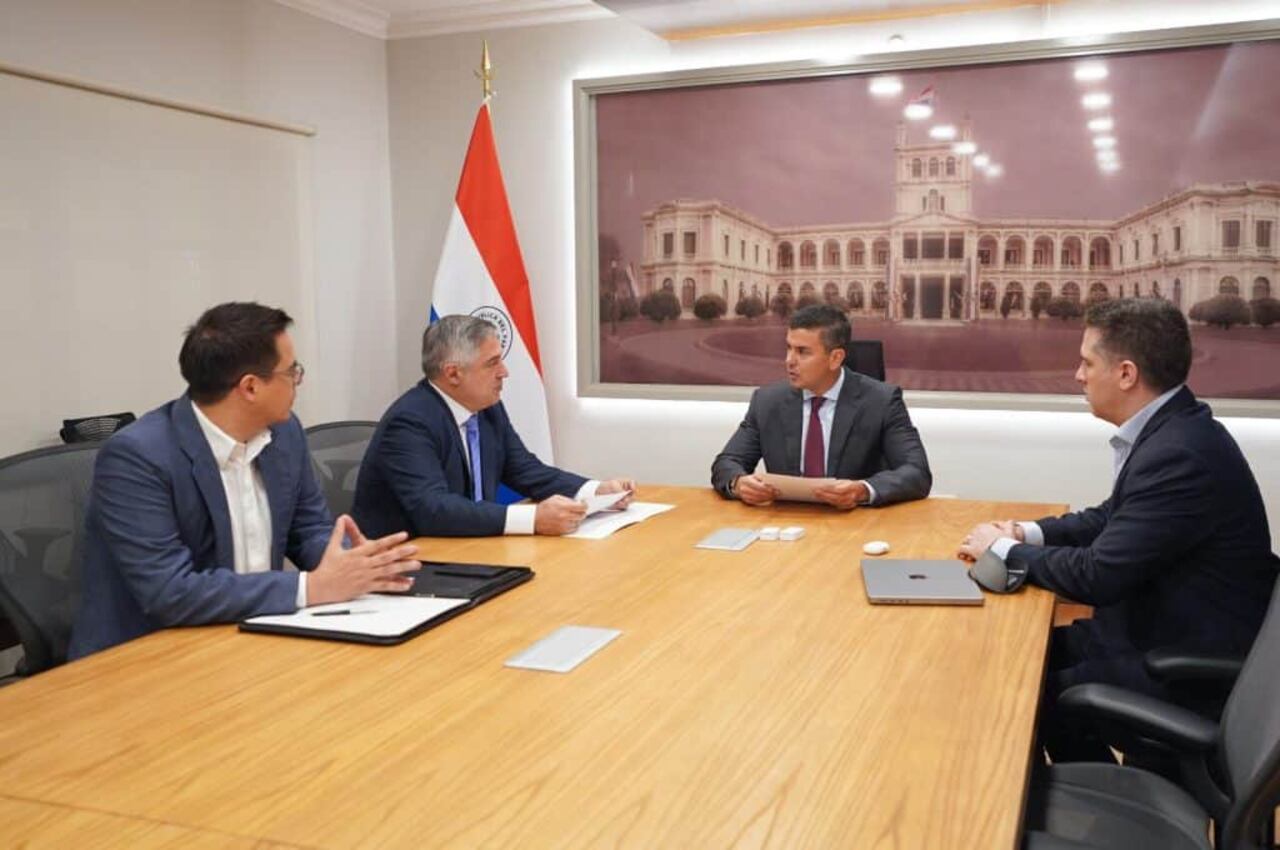 Reunión entre autoridades del MEC y el presidente Santiago Peña.
