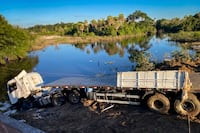 Un camionero murió ahogado al ceder un puente en Presidente Hayes