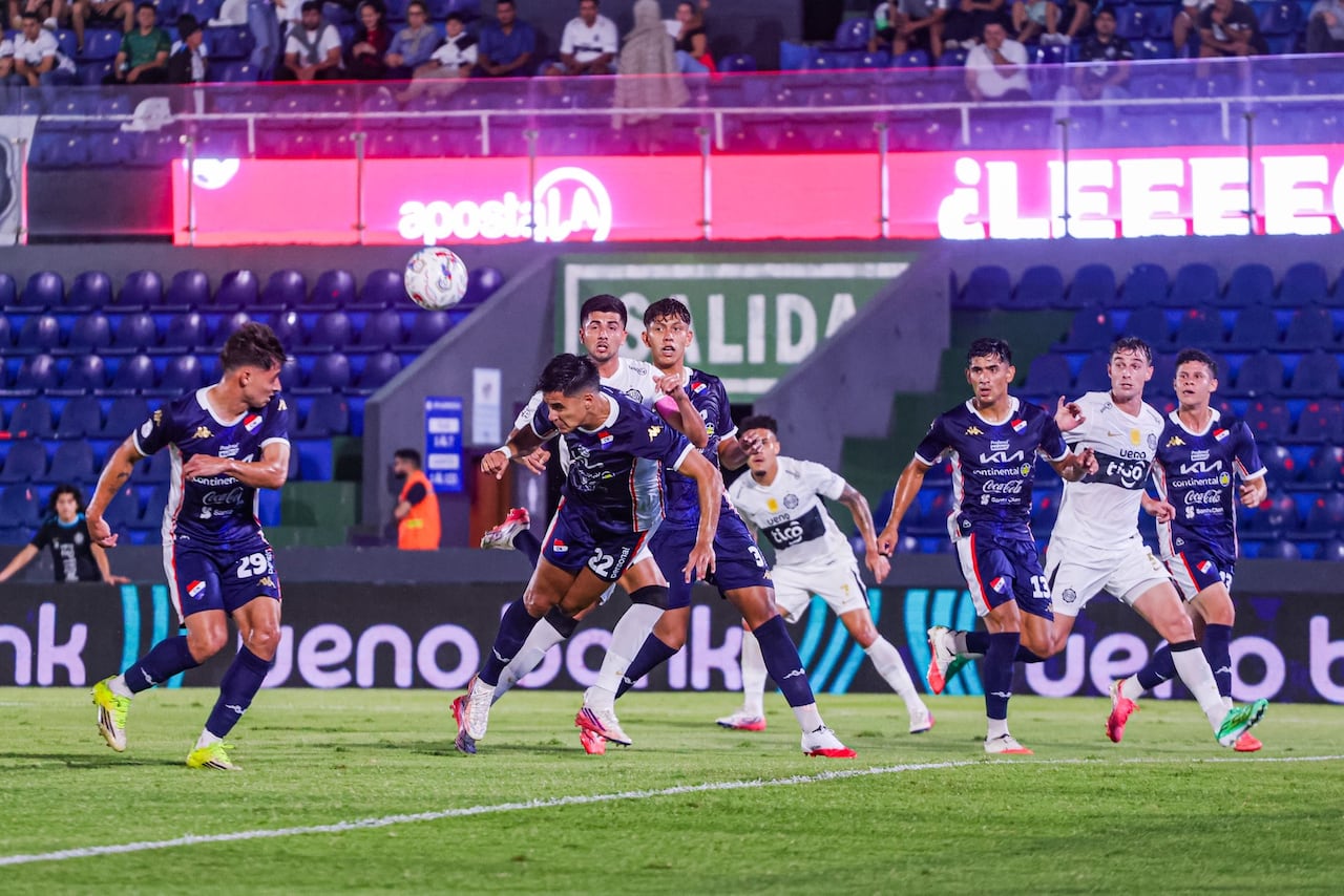 Intenso primer tiempo entre Olimpia y Nacional en Sajonia.
