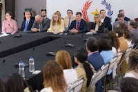 Médicos se reúnen con el Gobierno y hoy se definiría si levantan la medida de fuerza