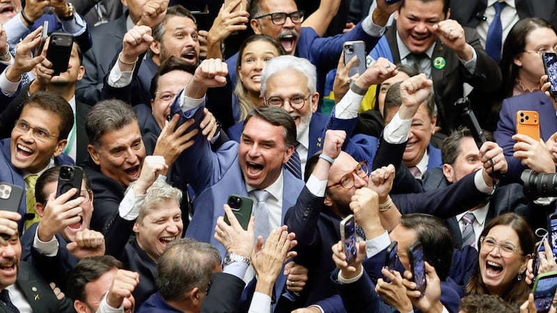 El senador Flávio Bolsonaro (C) junto a sus colegas del Congreso, en Brasilia.