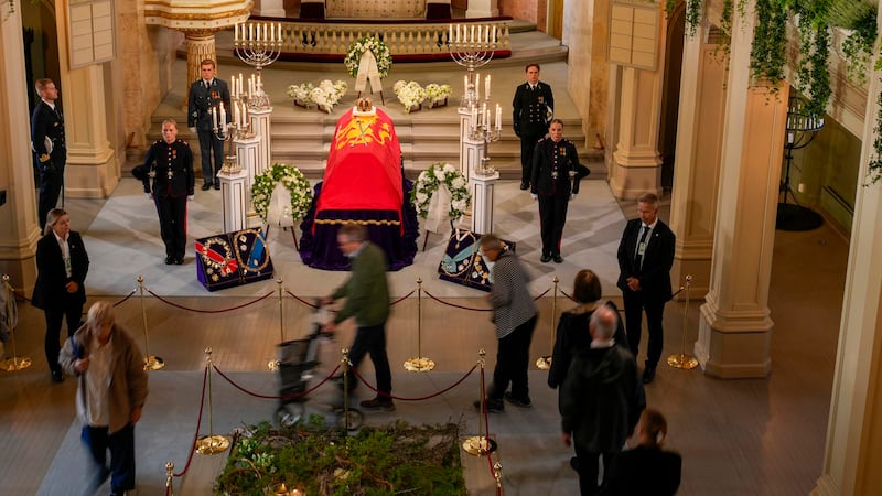 Noruegos despiden al rey Harald V en la capilla ardiente, en Oslo.