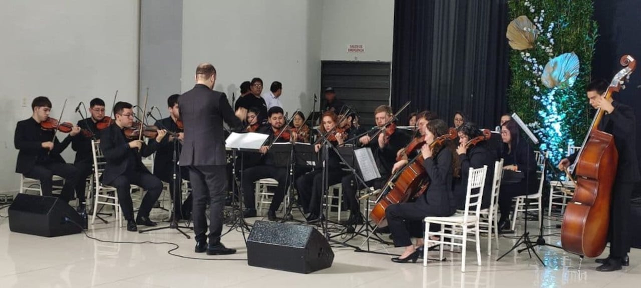 La Orquesta Juvenil Municipal interpretó magistralmente la guarania "Mburicaó", durante la ceremonia de entrega de los Premios Karumbe.