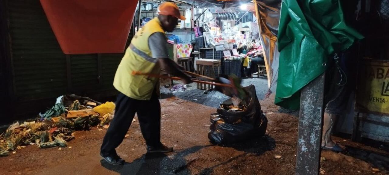 El operativo “limpieza Mercado 4” se encuentra en marcha