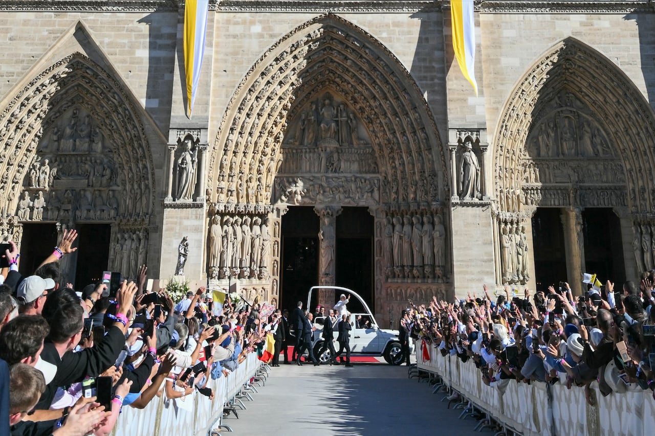 El papa León XIV llega a la Catedral de Notre Dame, en París, para una misa solemne.