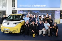El ID Buzz de Volkswagen hace historia: Llegó al país la Kombi eléctrica que recorre 75 países buscando récord mundial