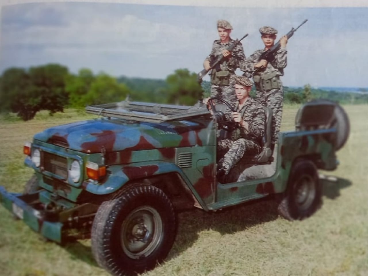 En un vehículo tipo Jeep como el de la imagen, Duarte debía instalar equipos por cada uno de los "Carlos" y no se usaban bases, solo las radios de los jeeps.