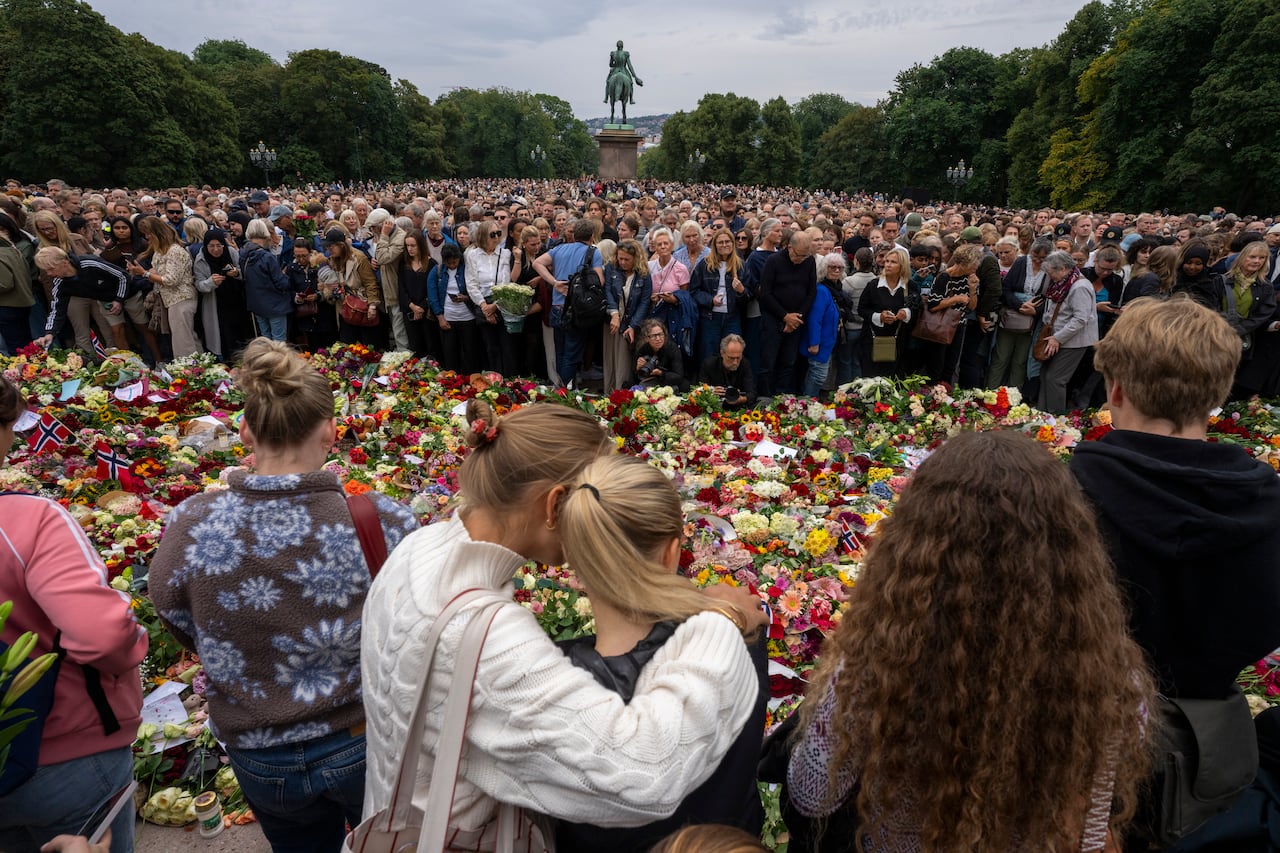 Miles de noruegos se acercaron a presentar sus respetos tras conocerse la noticia del fallecimiento del rey Harald V, ayer, en Oslo. (EFE)