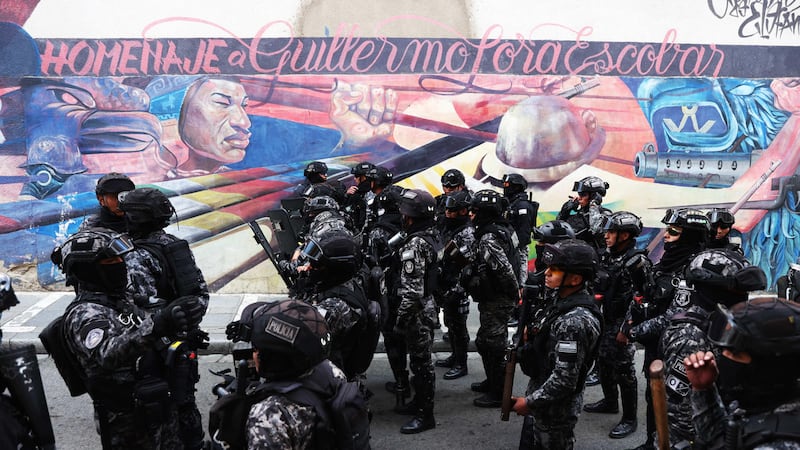 Imagen ilustrativa. Integrantes de la Policía escoltan una manifestación, en La Paz (Bolivia).