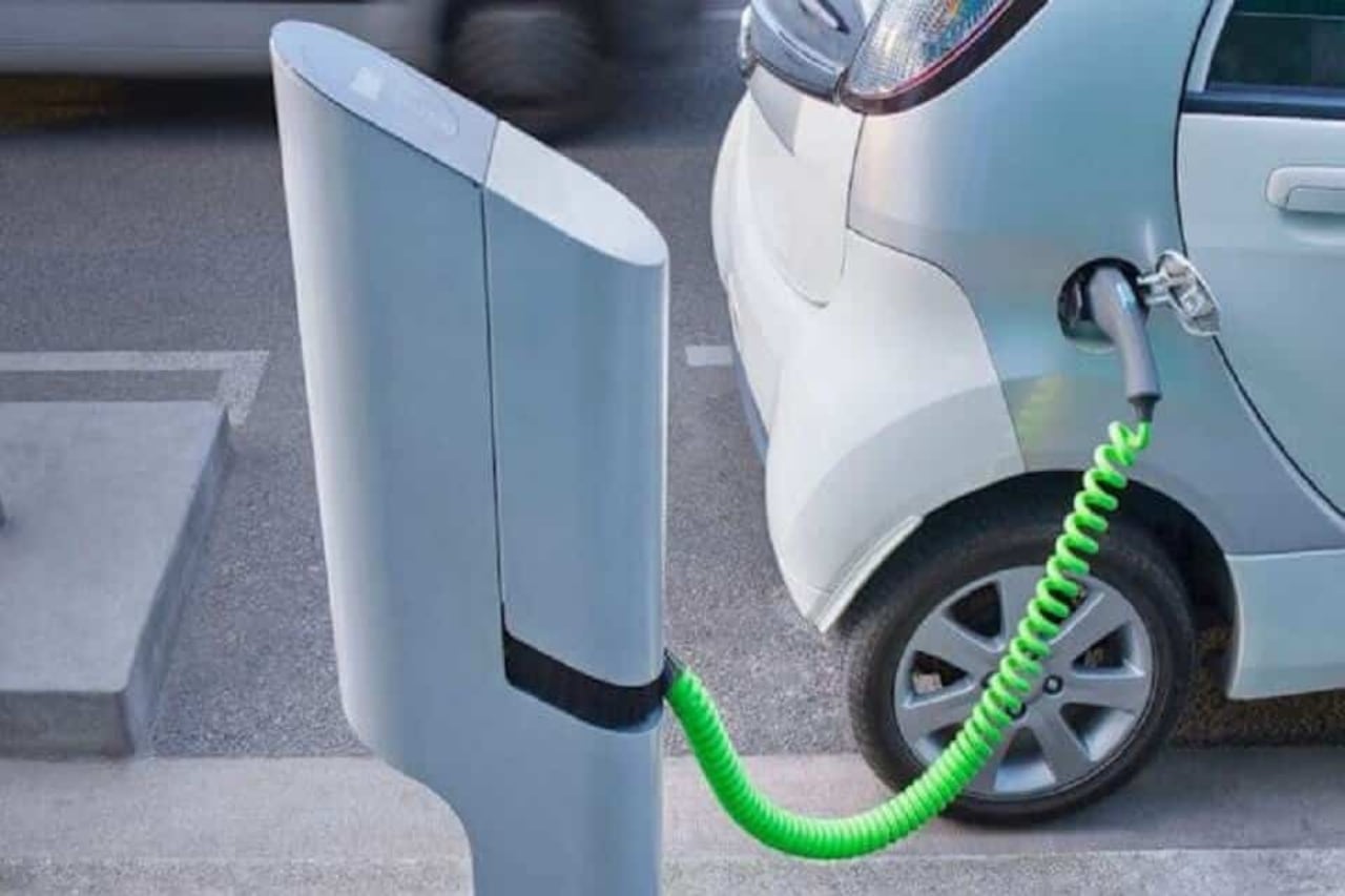 En comparación con el modelo chino,Paraguaycarece aún de unared nacional de estaciones de carga.La mayoría de las recargas se realiza enresidencias privadaso enlocales comercialesque incorporaron infraestructura específica.