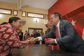 Cartes entregó prótesis dentales gratuitas y ratificó altruismo de ANR