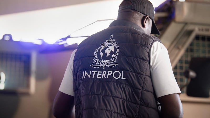 Imagen ilustrativa con un agente de Interpol.