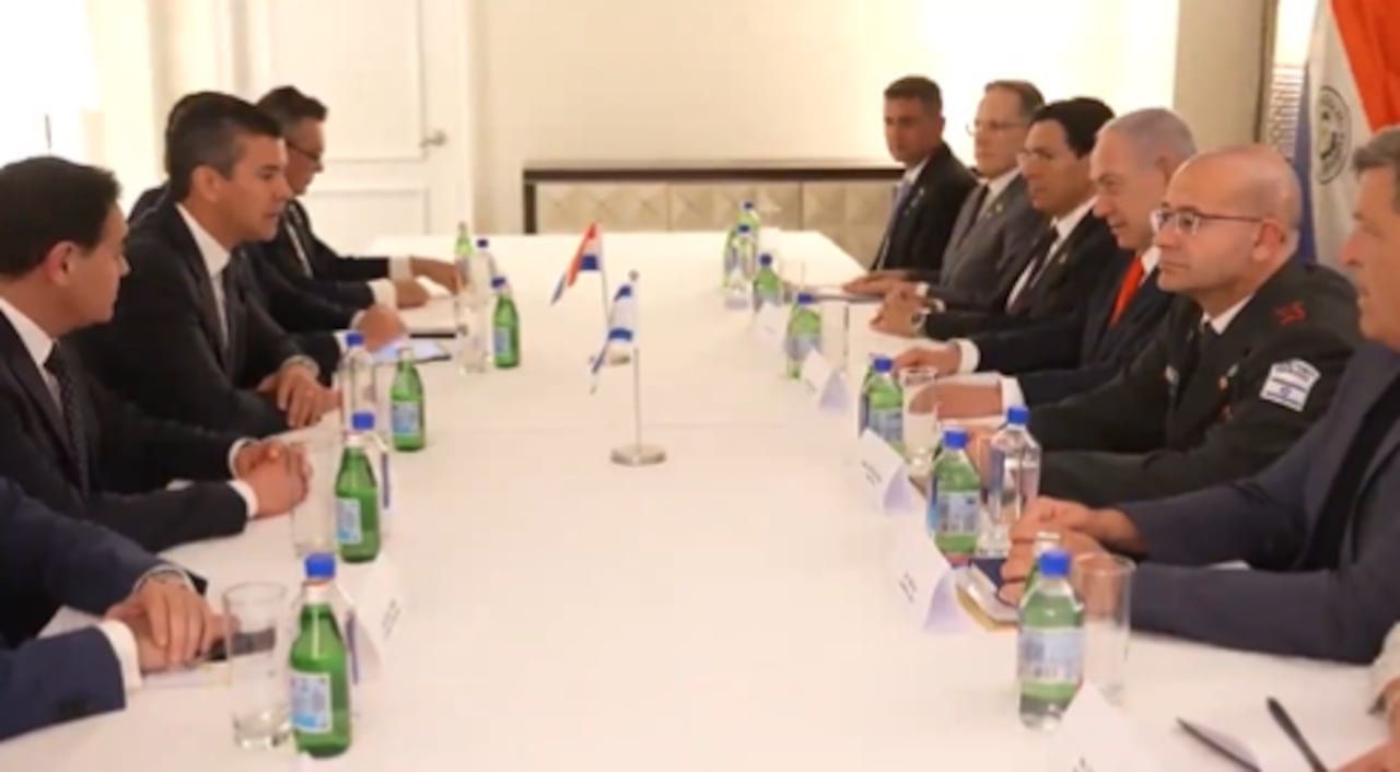 El presidente de Paraguay, Santiago Peña (centro a la izq.) y el primer ministro de Israel, Benjamin Netanyahu (ccentro, a la der.) durante la reunión ayer en Nueva York.