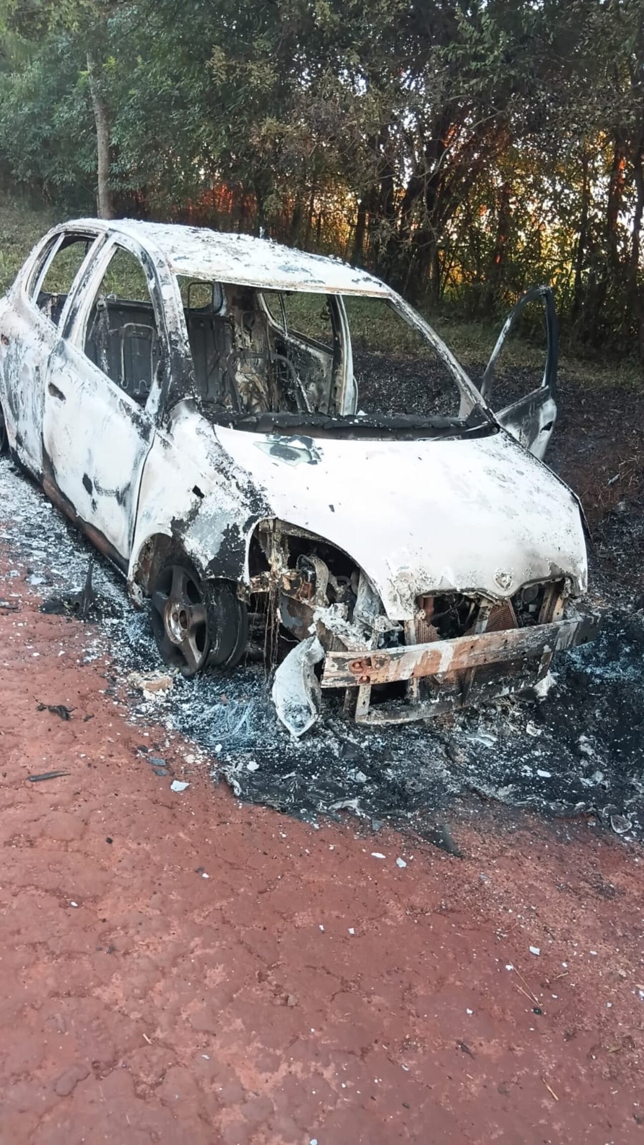 El automóvil utilizado por los asaltantes fue hallado incinerado en la mañana de ayer martes.