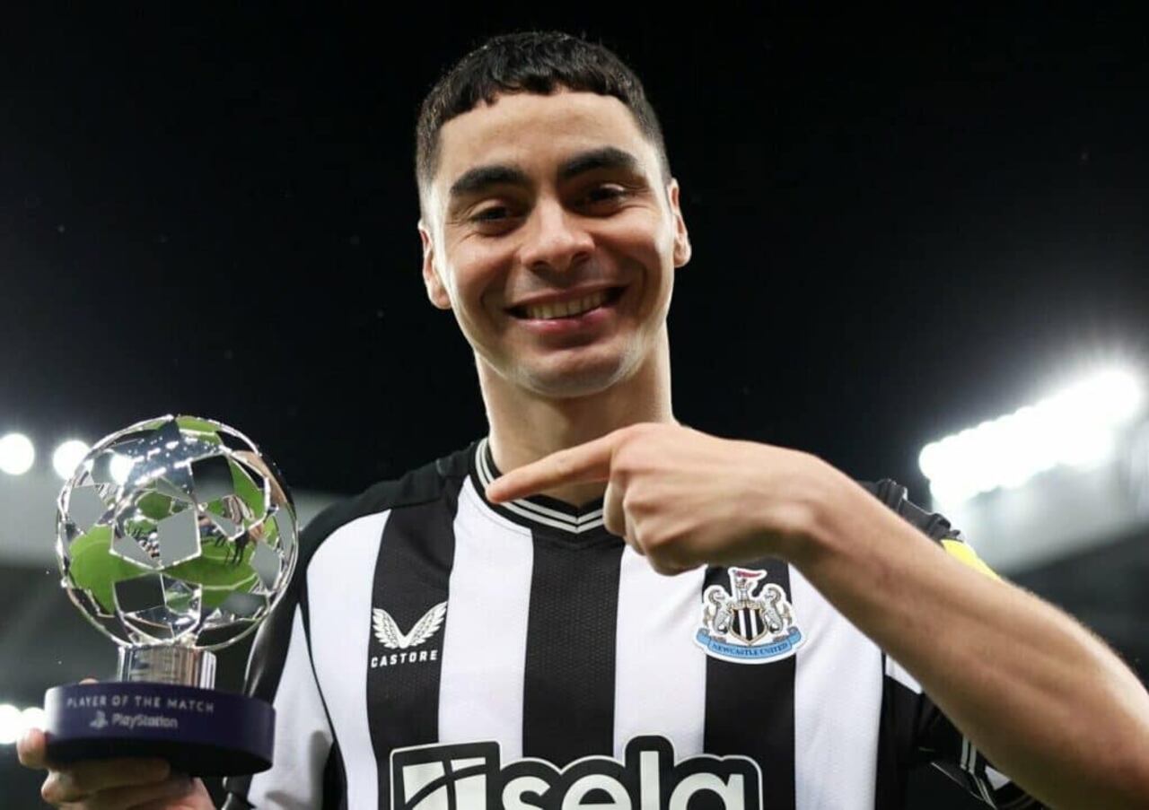 Almirón con su trofeo de jugador del partido en un juego de la Champions League.