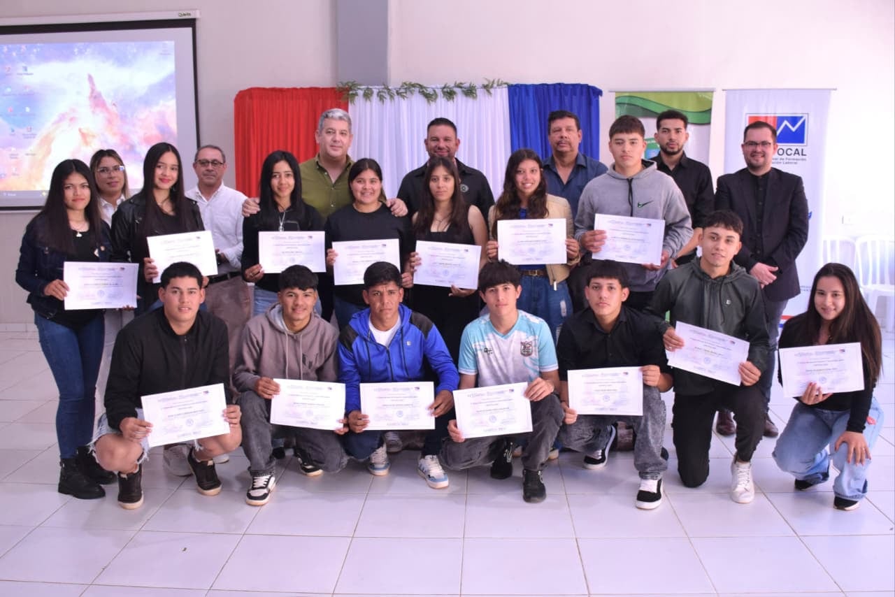 Jóvenes exhiben sus diplomas, demostrando cómo la llegada de la capacitación técnica transforma realidades en el interior del país.