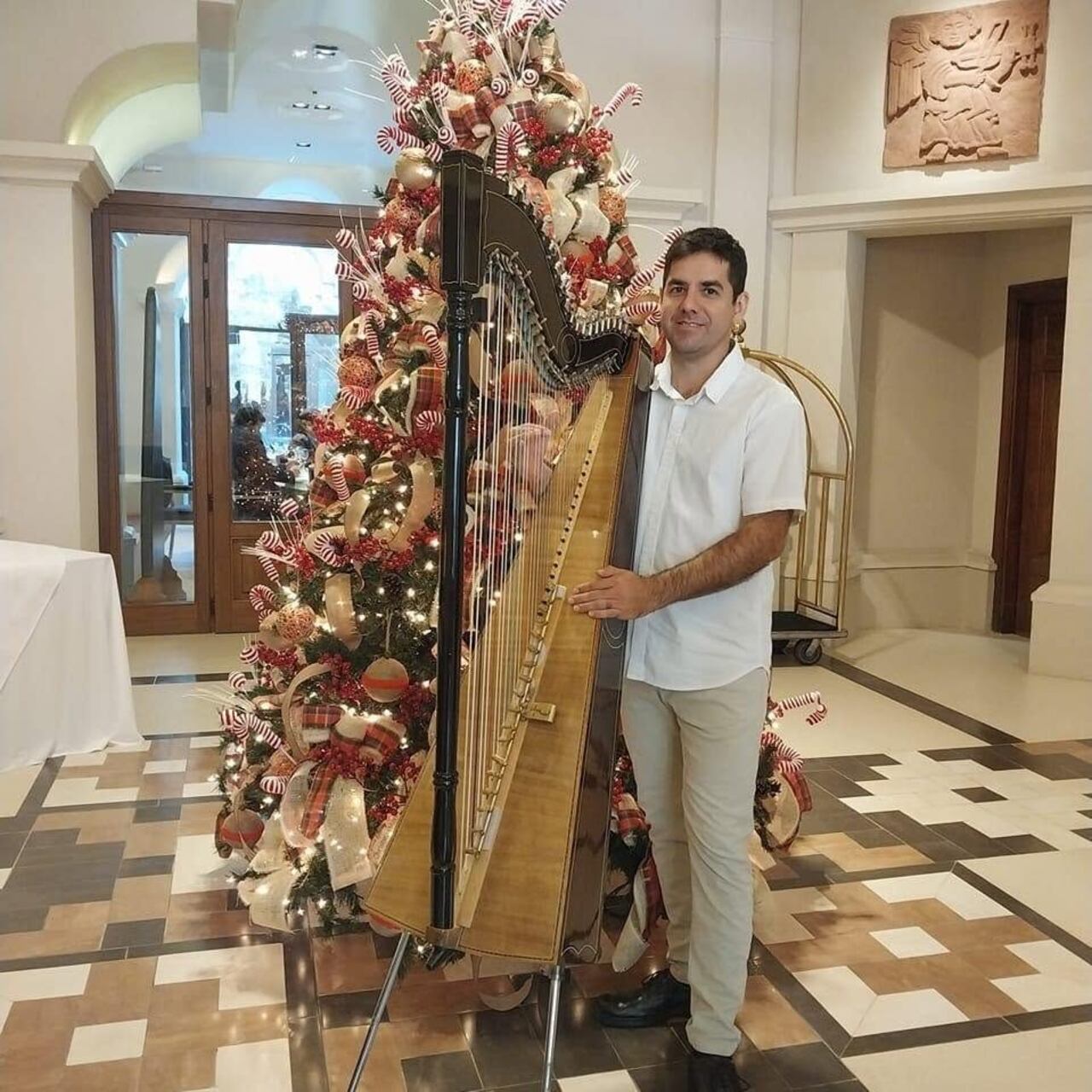 El arpista Kike Pedersen, acompañado del percusionista Julio López y el guitarrista Claudio Montiel, se presentará este viernes 30 de octubre en La Cafeberería.