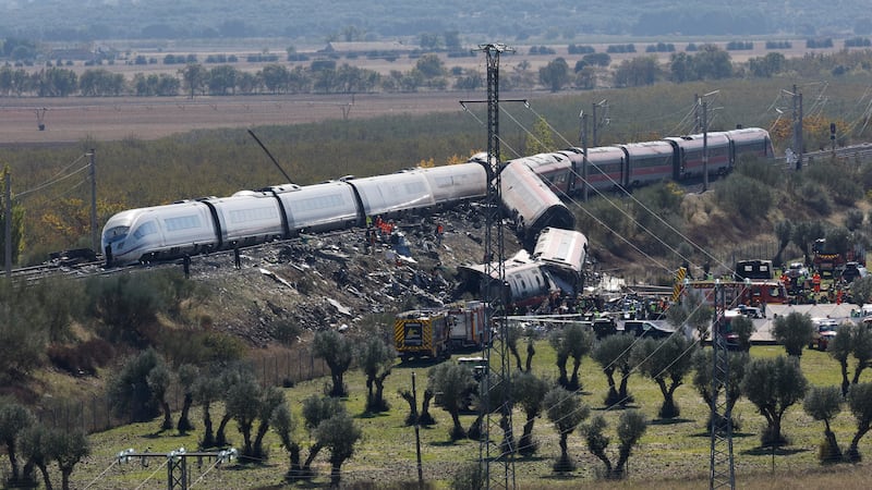 Una colisión de trenes de alta velocidad al sur de Madrid dejó ayer 68 muertos y decenas de heridos, y la cifra de víctimas podría aumentar, según las autoridades, en uno de los peores desastres de este tipo ocurridos en Europa en lo que va de siglo.
