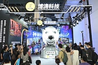 China exhibe celulares que obedecen órdenes y hacen compras