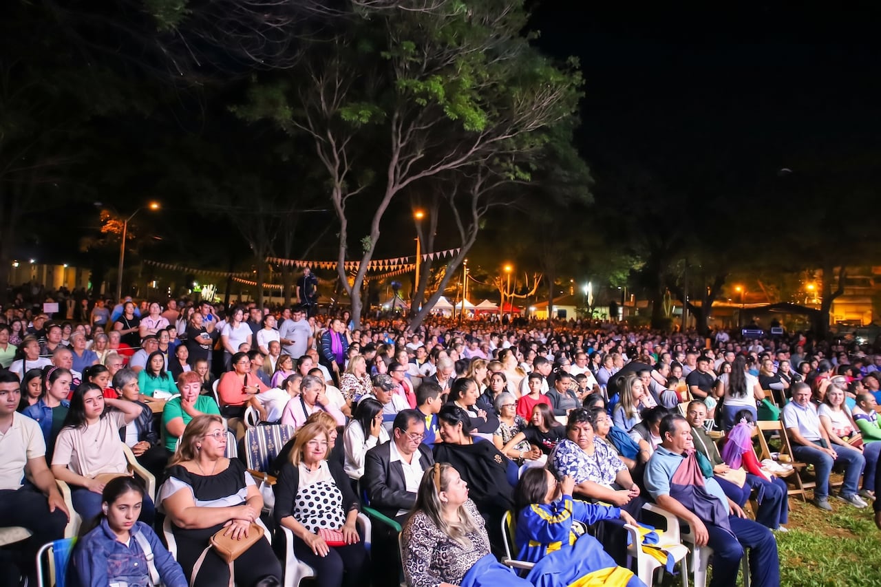 Multitudinaria participación en la serenata a la Virgen del Rosario en Luque.