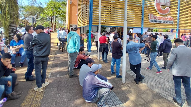 Los funcionarios realizaron se instalaron durante toda la mañana en la explanada de la Municipalidad de Encarnación para reclamar el pago de sus haberes atrasados.