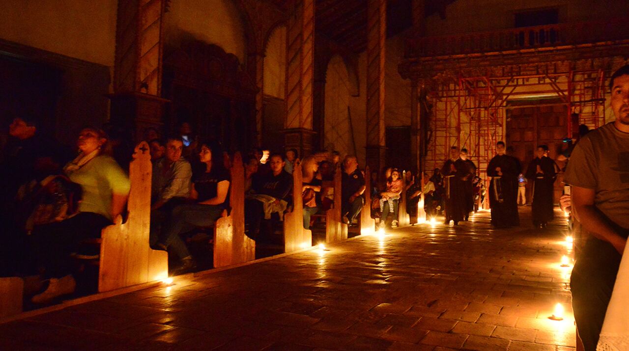La misa guarayo es una de las más impactantes, por la forma en que se ilumina el templo San Buenaventura con velas de apepu, generando una atmósfera irrepetible.
