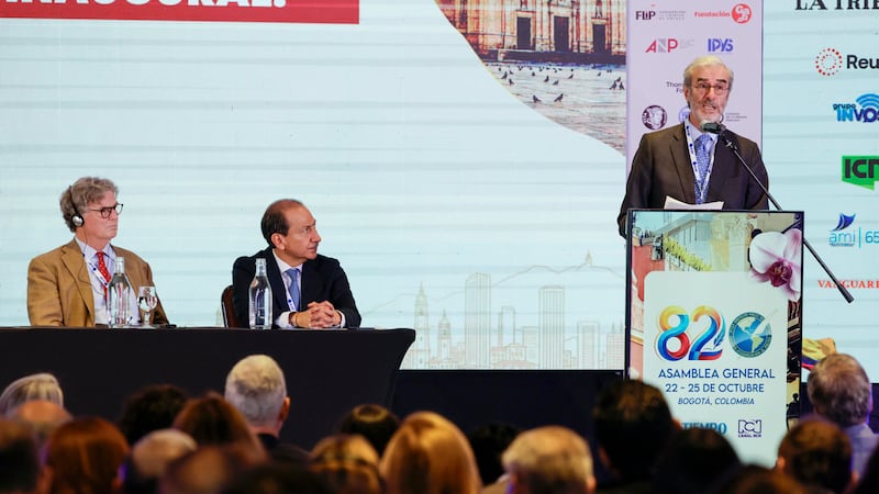 El presidente de RCN de Colombia, José Antonio de Brigard (d), habla durante la inauguración de la 82ª Asamblea General de la Sociedad Interamericana de Prensa (SIP) este jueves, en Bogotá (Colombia). La libertad de prensa y la inteligencia artificial (IA) son los temas que centran la edición 82° de la Asamblea General SIP que comenzó reivindicando un "periodismo fuerte y pluralista" en la región.