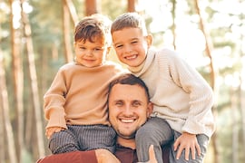 Más de un millón de padres viven con sus hijos en el país, según INE