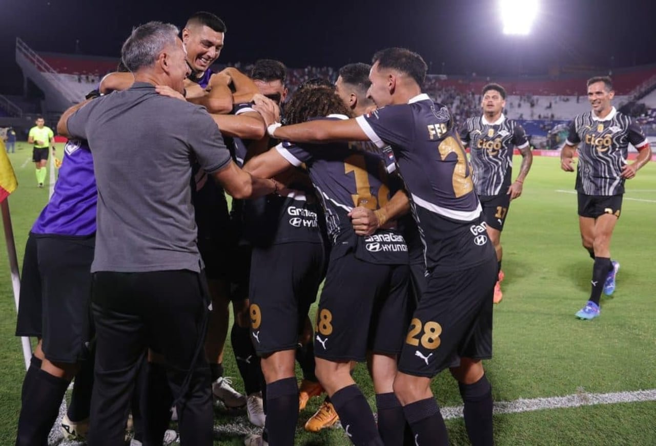 Festejo de los jugadores de Libertad luego del gol de Lezcano.
