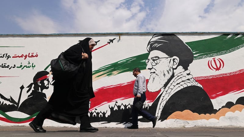 Mural en Teherán, capital iraní, con la imagen del fallecido ayatolá Ali Jamenei.