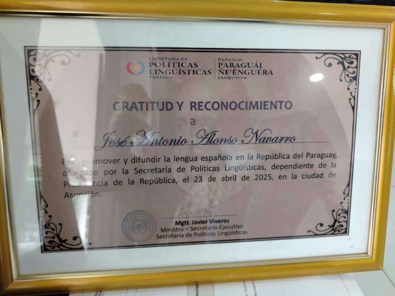 El ministroJavier Viveros, titular de la Secretaría de Políticas Lingüísticas, le entregó la distinción oficial por su aporte.