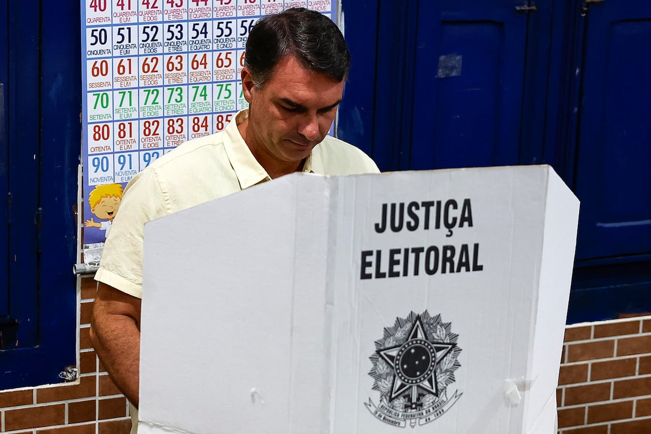 El candidato opositor en las elecciones de Brasil, Flávio Bolsonaro vota este domingo, durante en la segunda vuelta de las elecciones presidenciales, en una escuela en Río de Janeiro (Brasil).