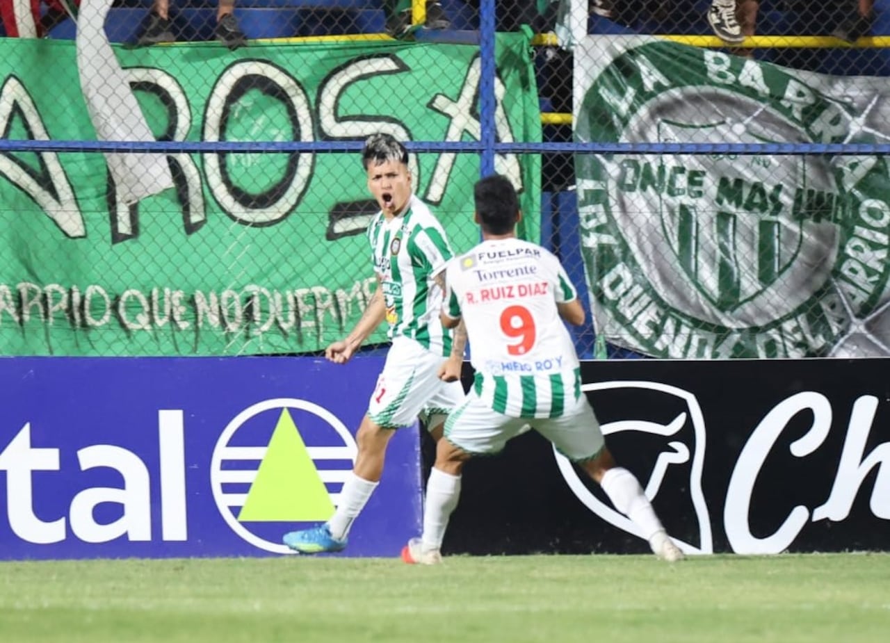 Dos artilleros en una sola imagen. Roldán grita su gol mientras Ruiz Díaz se acerca a celebrar con él.