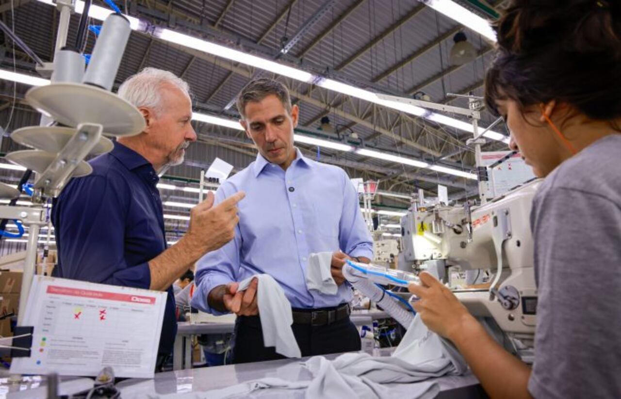El ministro de Industria, Marco Riquelme, observa la calidad de los trabajos realizados en la planta.
