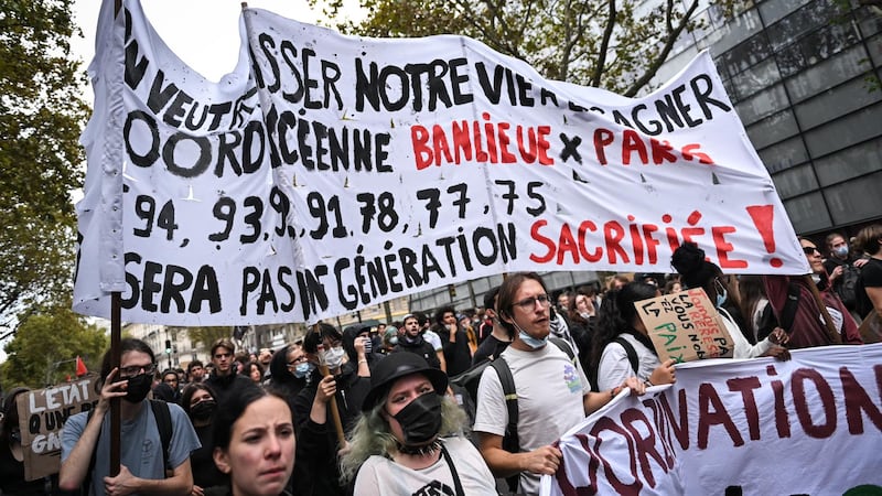 Manifestación en París de la unión de estudiantes. Al menos 800 jóvenes fueron detenidos durante las revueltas en Francia.