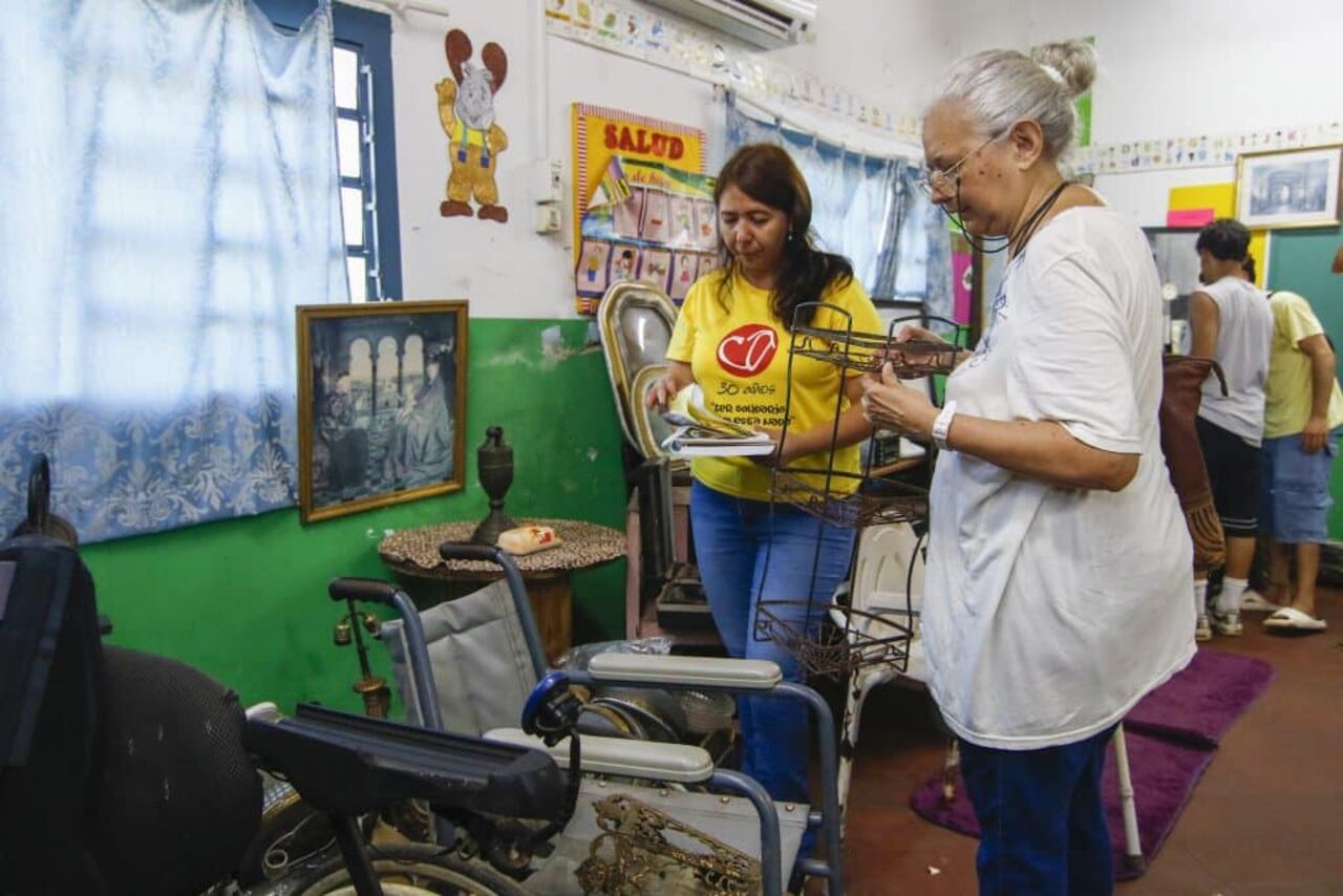 Voluntarios clasificaron durante semanas los artículos donados por la ciudadanía. Esta es la edición número 43 de esta iniciativa juvenil solidaria.