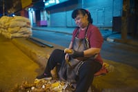 Ña Leo: la madre que peló toneladas de mandioca para criar a sus hijos