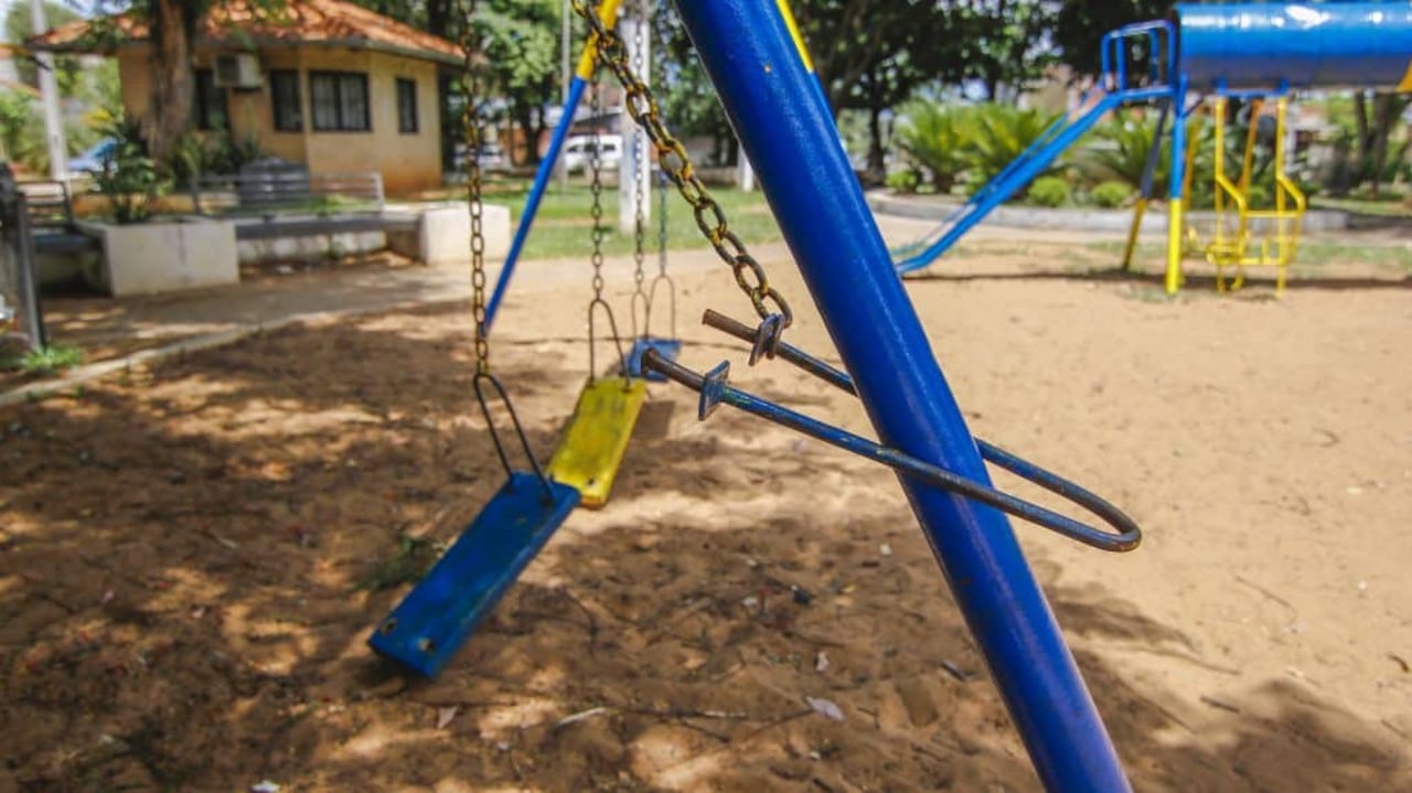El descuido de los parques infantiles pone en peligro a los niños, que pueden sufrir heridascon hierros cortantes expuestos.