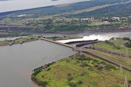 ITAIPU mantiene abiertas compuertas del vertedero para controlar nivel del embalse